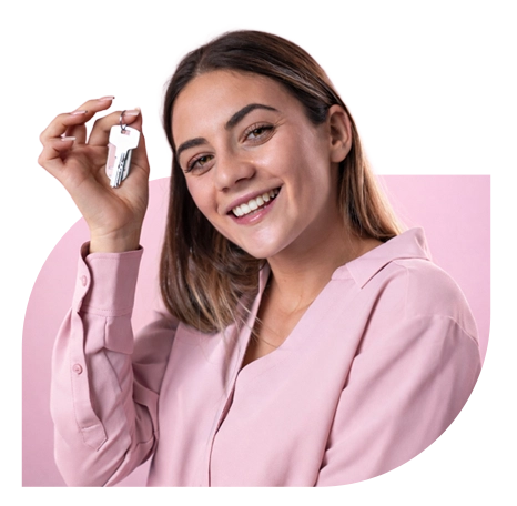 Cliente feliz com as chaves do novo imóvel