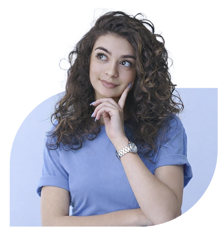 Mulher pensando na compra do primeiro imóvel